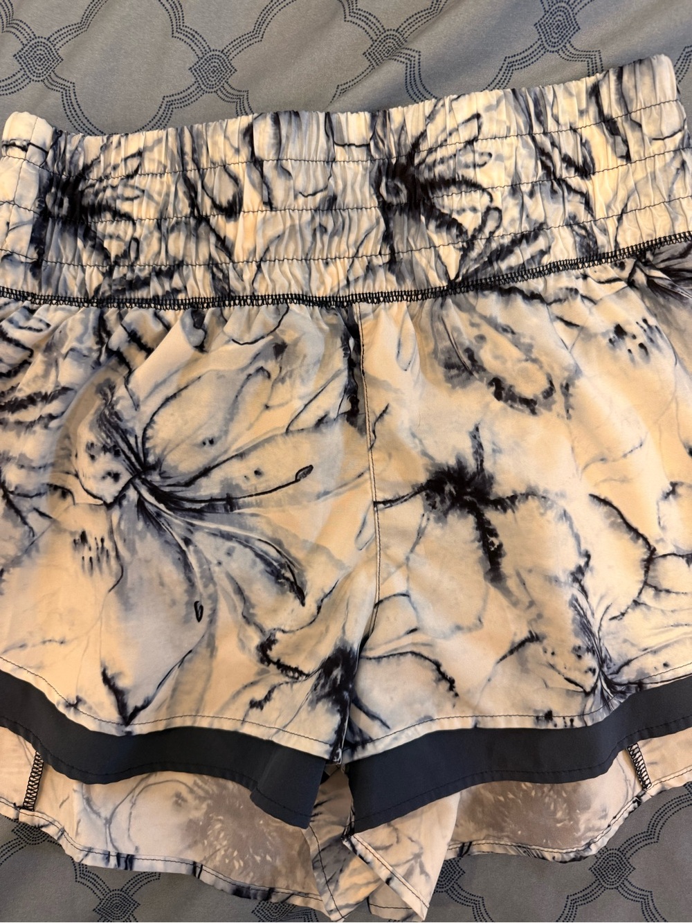 Calia by Carrie Underwood abstract sports shorts S - Picture 6 of 6